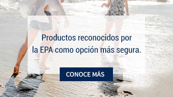 La imagen muestra a tres mujeres descalzas jugando en la playa. Productos reconocidos por la EPA como opción más segura. CONOCE MÁS.